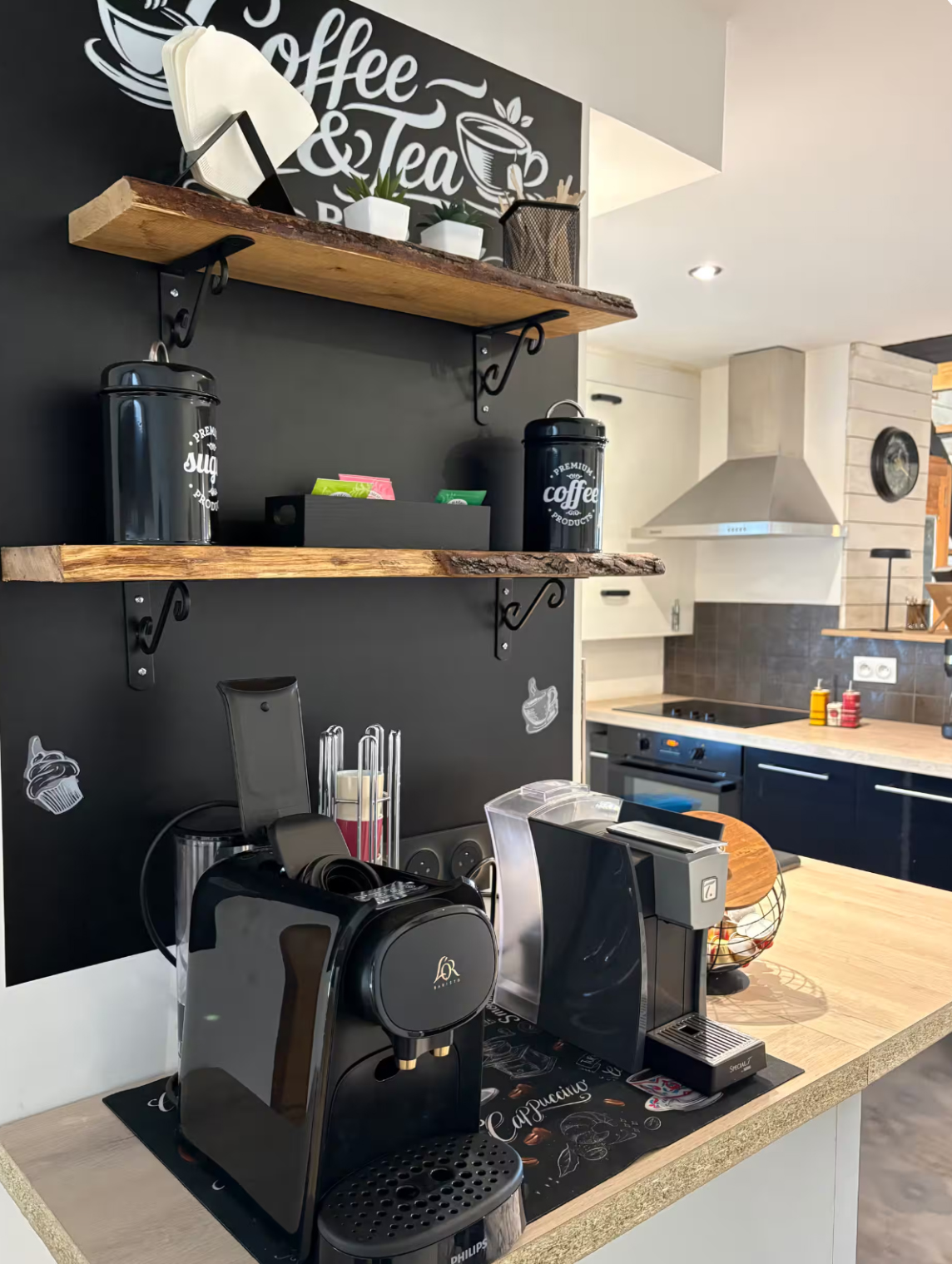 Espace café avec machines à dosettes et étagères en bois brut