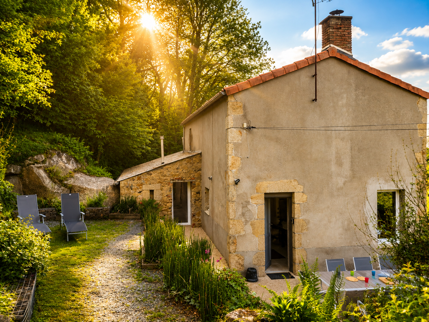 Façade en pierre de la maison sous une lumière dorée
