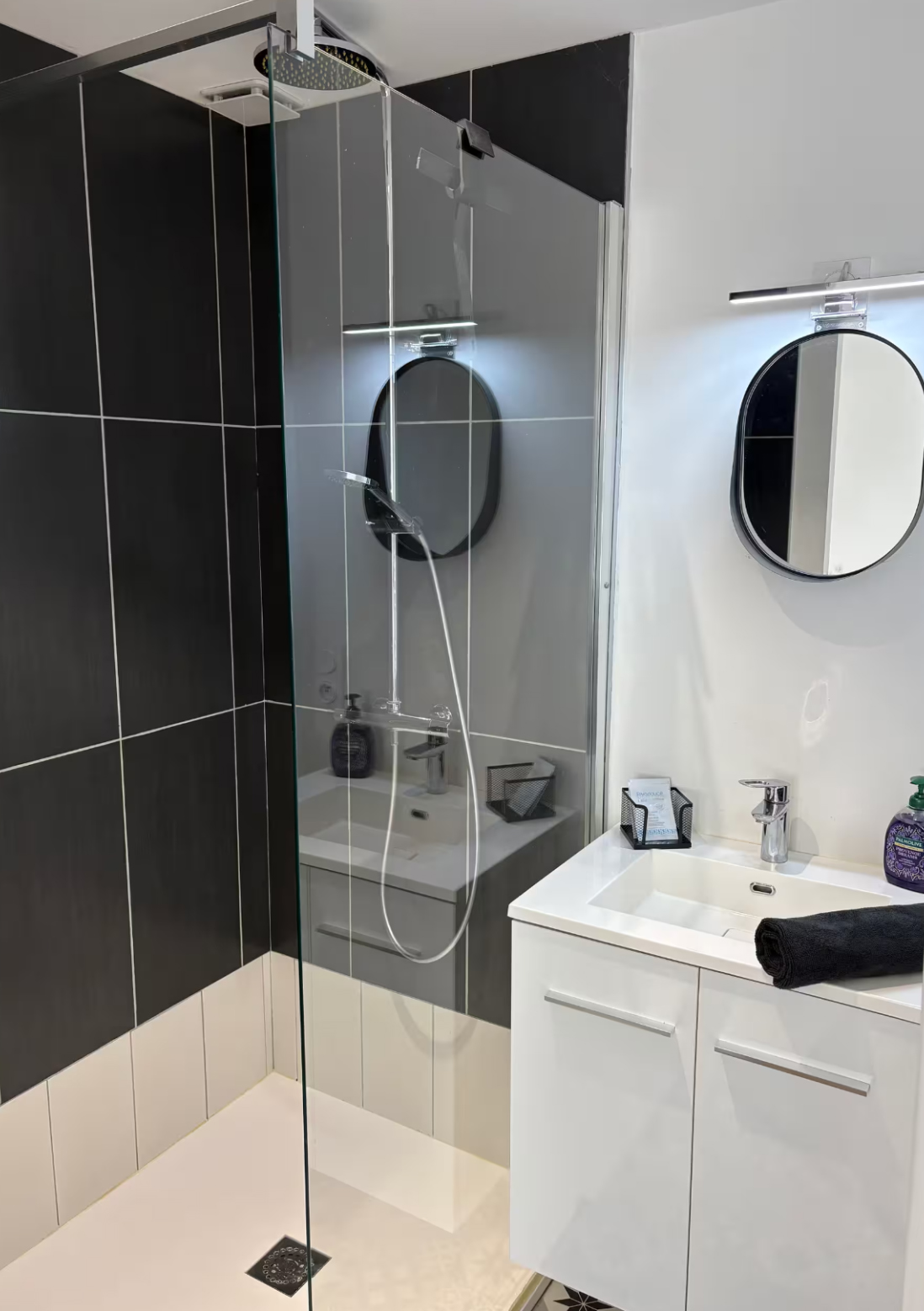 Salle de bain moderne avec douche à l'italienne et carrelage noir