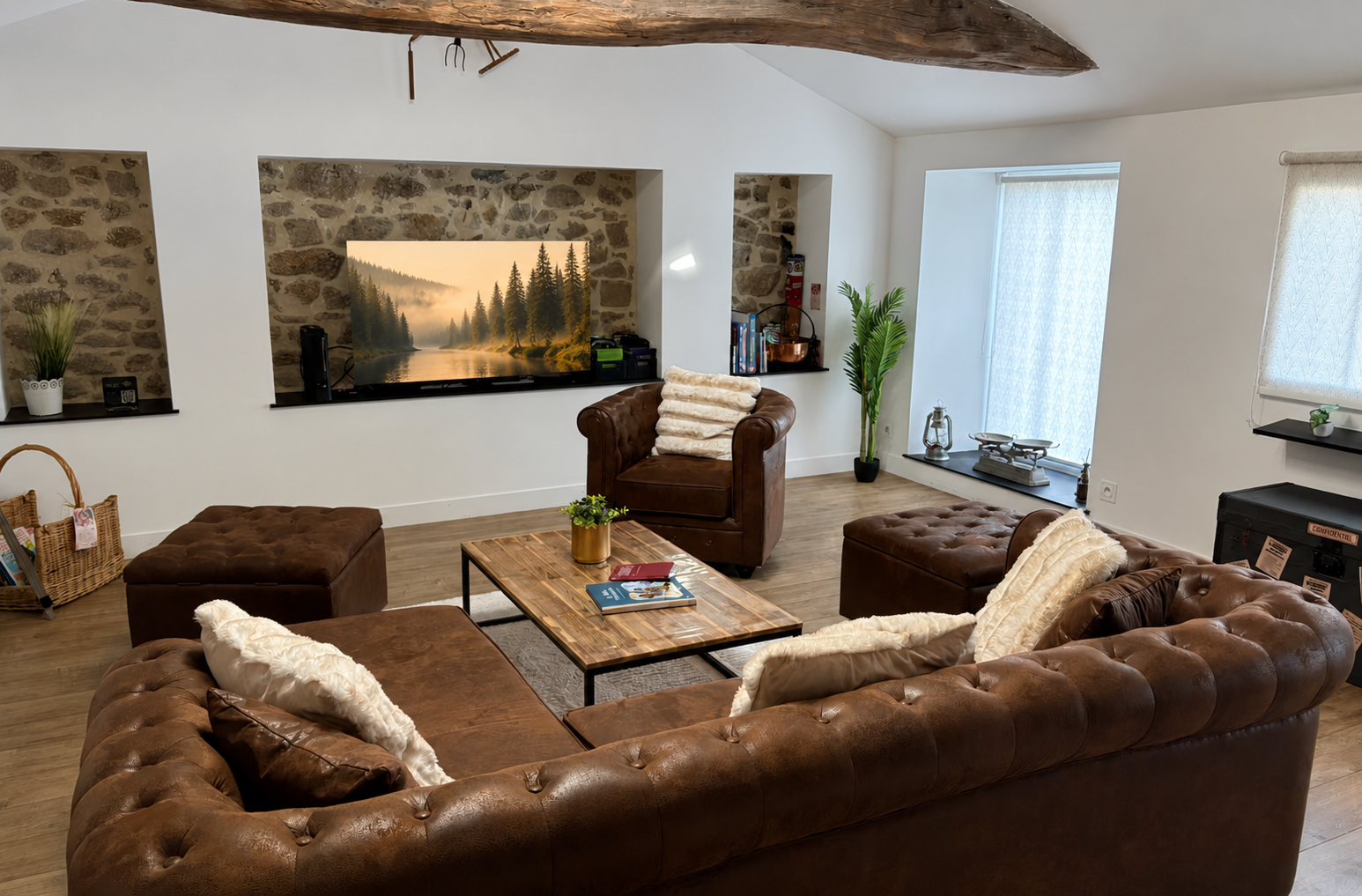 Salon avec canapés en cuir marron et niches en pierre
