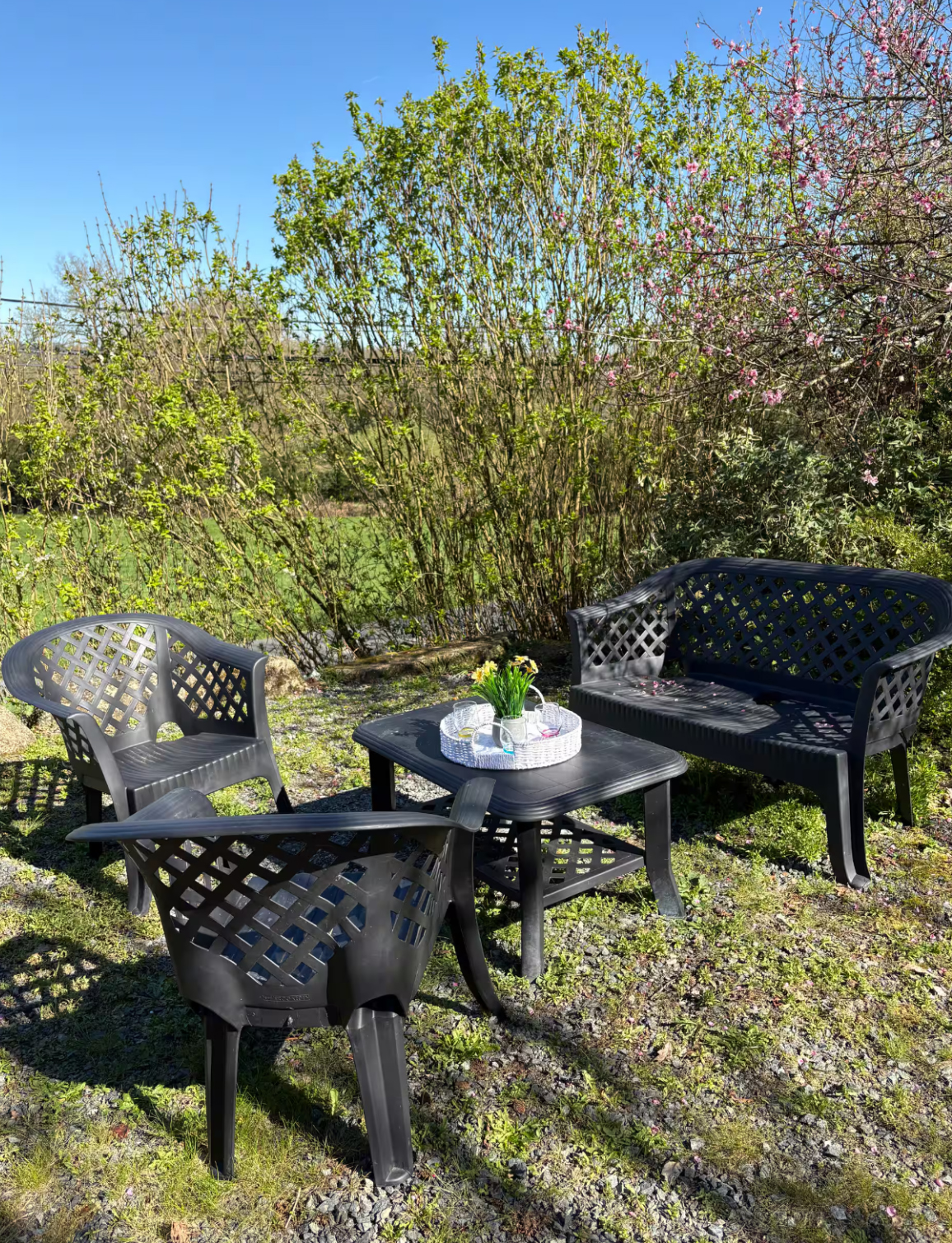 Table extérieure dressée sur la terrasse avec assiettes et verres colorés